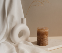 Détail de décoration intérieure, une bougie et un vase