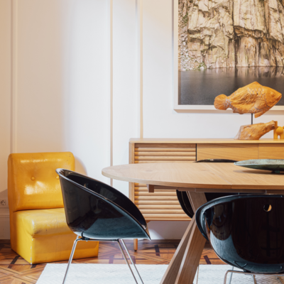 Intérieur d'un appartement avec des chaises noires
