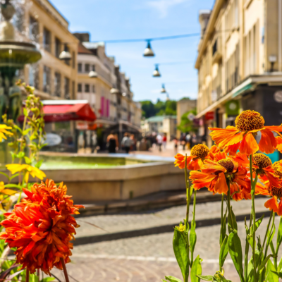 Rue de ville fleurie