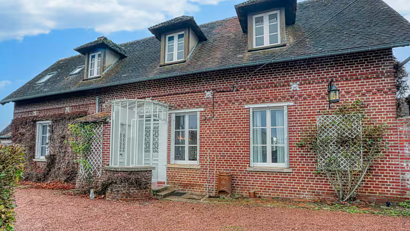 Maison spacieuse en briques avec jardin